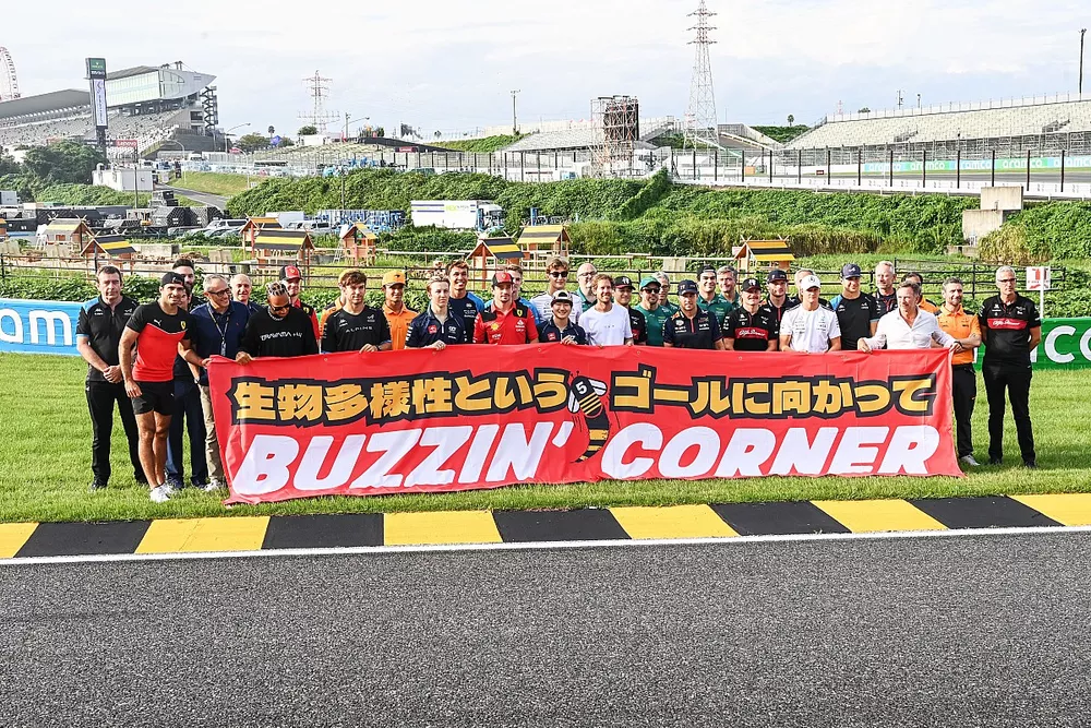 Les pilotes réunis autour de Sebastian Vettel au Buzzin Corner