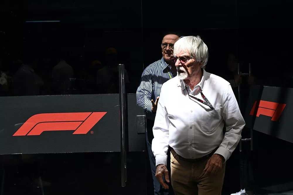 Bernie Ecclestone visita el paddock