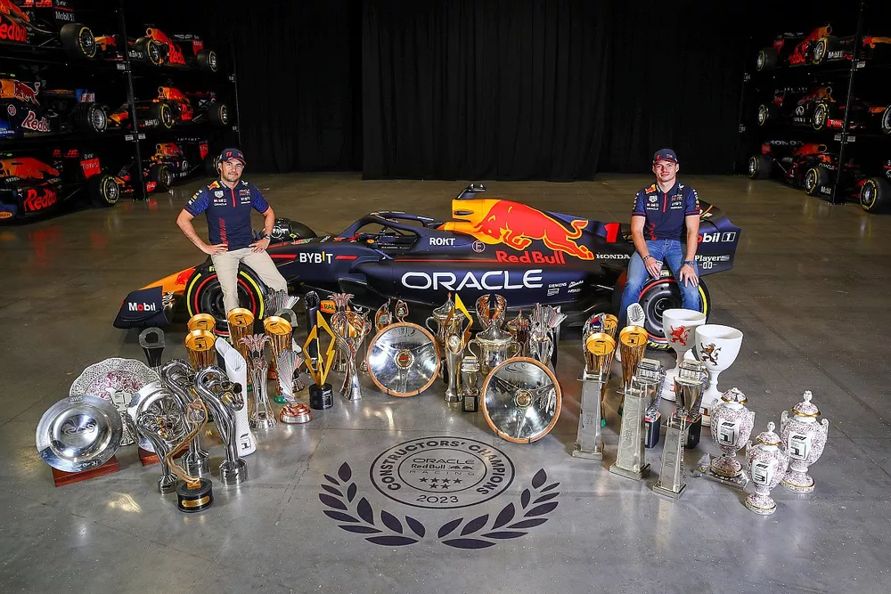Sergio Pérez, Max Verstappen in de Red Bull-fabriek in Milton Keynes