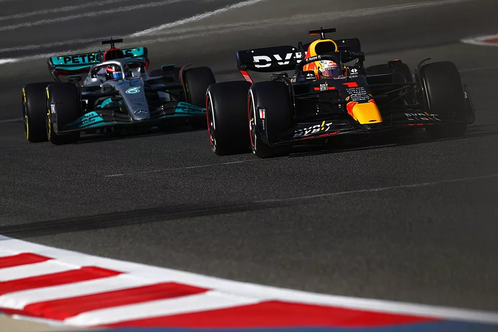 Max Verstappen, Red Bull Racing RB18, George Russell, Mercedes W13