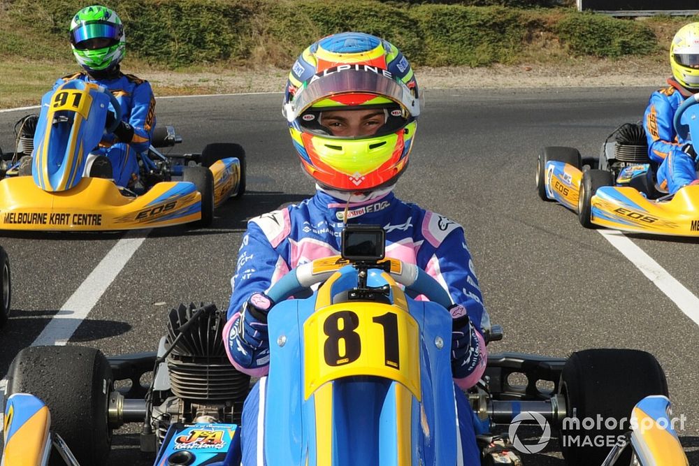 Oscar Piastri, pilota di riserva Alpine, gareggia contro i giovani piloti di kart al Todd Road Karting Circuit