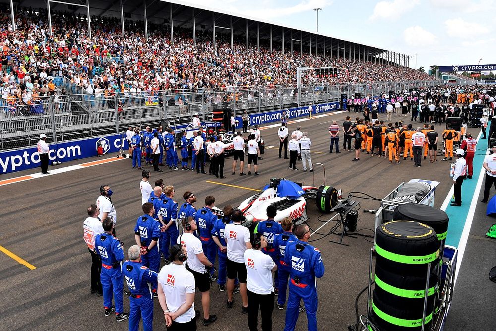 Haas F1 mechanics on the grid