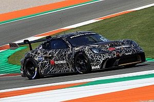Porsche, primi test in pista per la 718 Cayman GT4 ePerformance