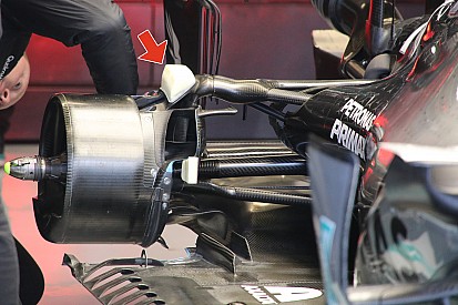 Video Mercedes W11: sospensione posteriore da rivedere