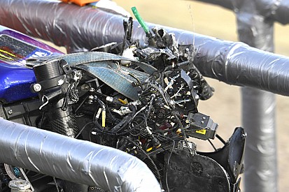 Fotos: así de destrozada quedó la moto de Rossi tras su segunda caída