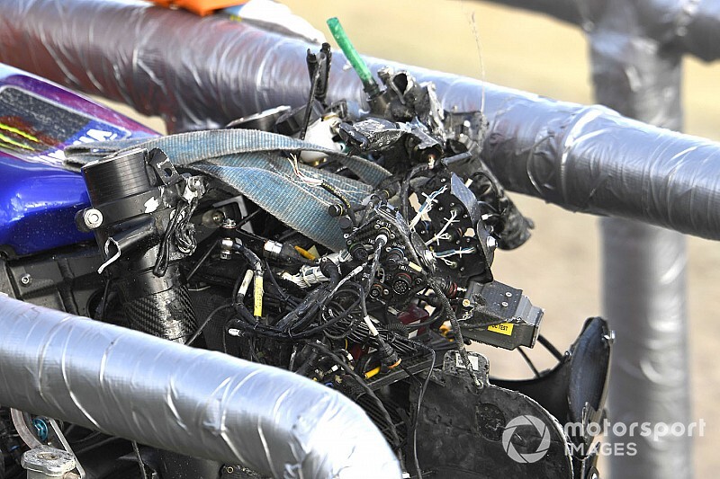 Fotos: así de destrozada quedó la moto de Rossi tras su segunda caída