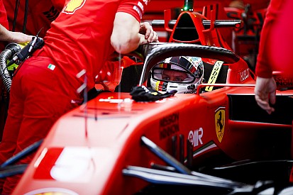 Így matricázta fel a Ferrari az új F1-es autóját (videó)