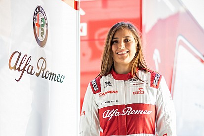 Így szimulátorozik az Alfa Romeo női F1-es tesztpilótája: videó