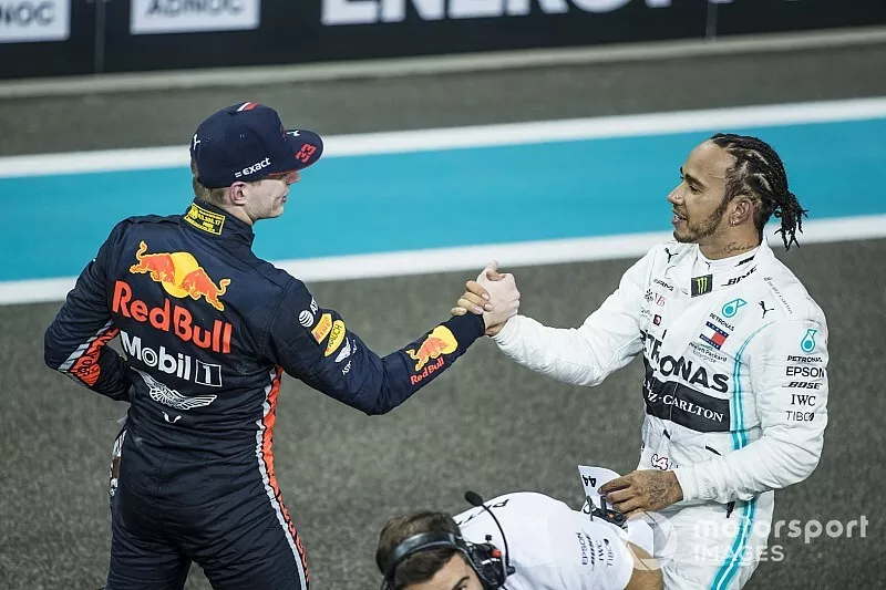 Max Verstappen, Red Bull Racing, 2e plaats, feliciteert Lewis Hamilton, Mercedes AMG F1, 1e plaats