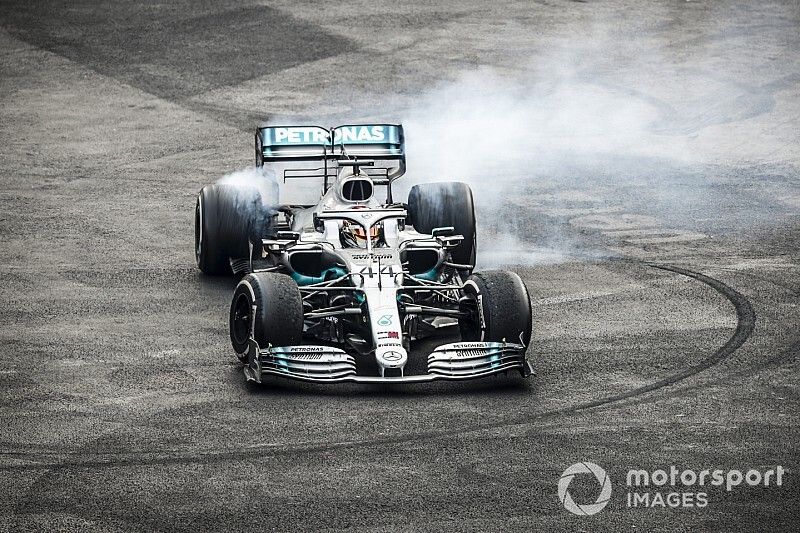 Ganador de la carrera Lewis Hamilton, Mercedes AMG F1 W10 realiza un donut