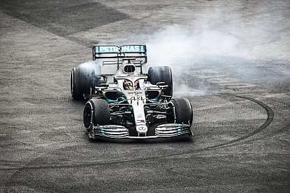 Hamilton debió "luchar" por daños en su Mercedes