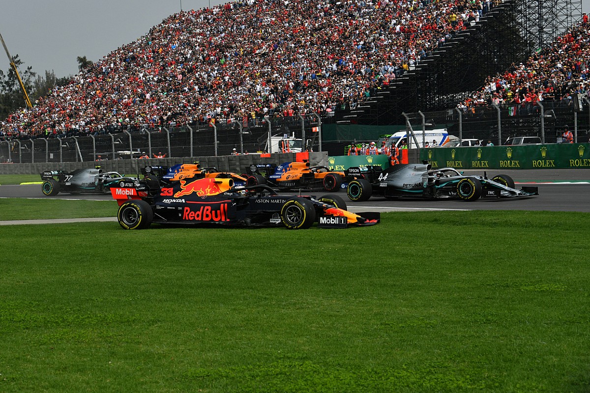 Ricciardo en Bottas: "Niks mis met rijstijl Verstappen"