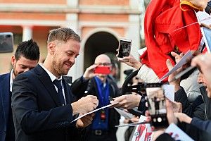 Тото Кутуньо и Адриано Челентано. Феттель выбрал, что спеть за рулем