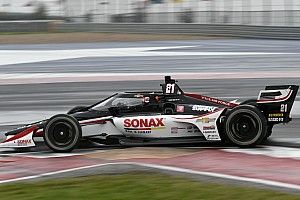 Látványos felvételeken a "szélvédős" IndyCar-autók tesztje: videó