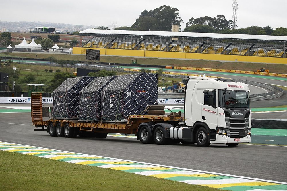 Des camions de livraison d'équipements sur la piste