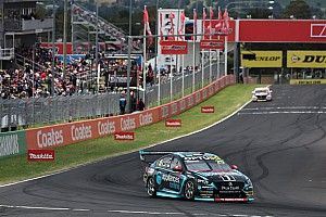 Bathurst 1000: Mostert/Holdsworth lead despite tyre drama