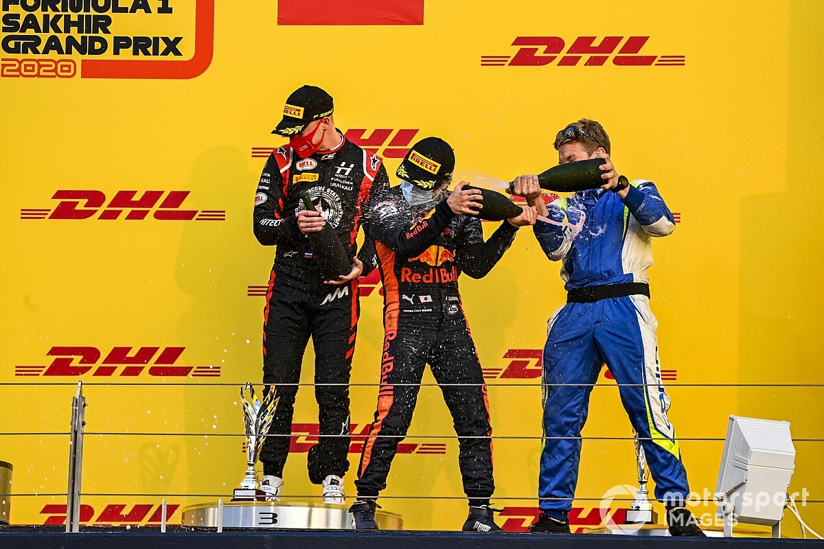 Tsunoda se impone en Sakhir; el título se define el domingo