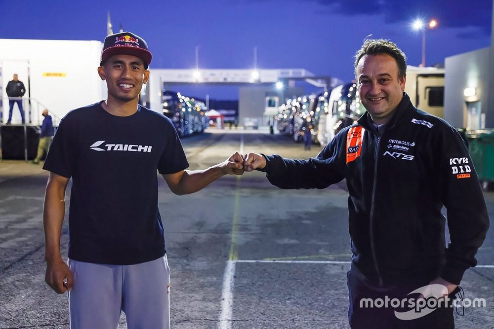 Hafizh Syahrin and RW Racing GP Teammanager Jarno Janssen