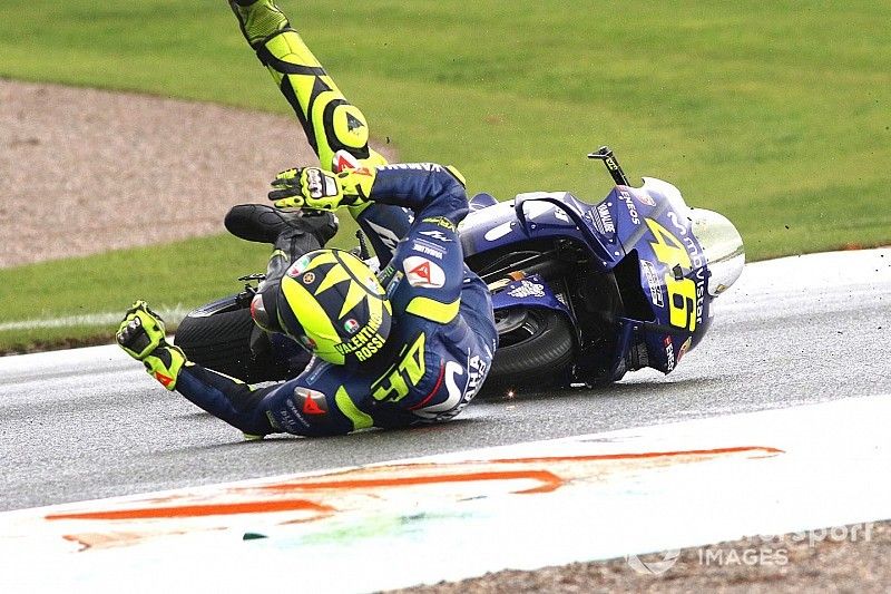 Rossi de nouveau à terre après avoir lutté pour la victoire