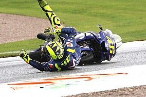Rossi de nouveau à terre après avoir lutté pour la victoire