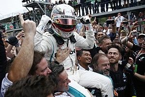Soha nem volt még ennyire száraz a 73 kilós Hamilton: kép