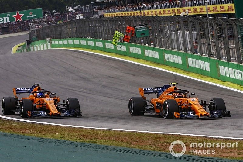 Stoffel Vandoorne, McLaren MCL33, passeert Fernando Alonso, McLaren MCL33