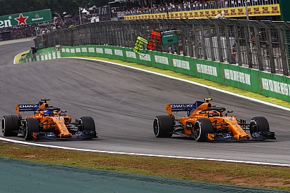 Alonso en Vandoorne bestraft wegens negeren blauwe vlaggen