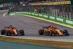Alonso en Vandoorne bestraft wegens negeren blauwe vlaggen