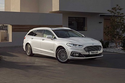 Ford представив оновлені ліфтбек і універсал Mondeo
