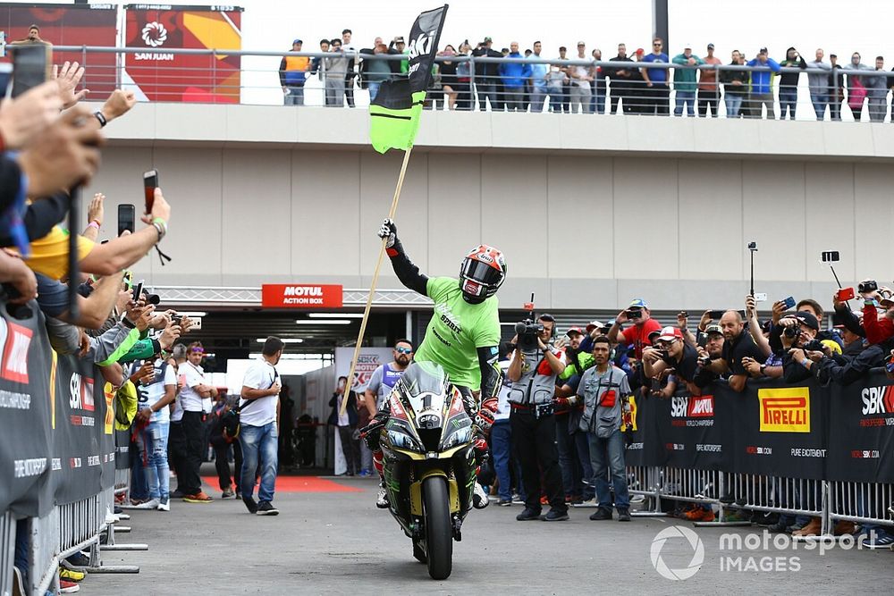 Vídeo: Rea compite con su moto y gana... ¡en casa!