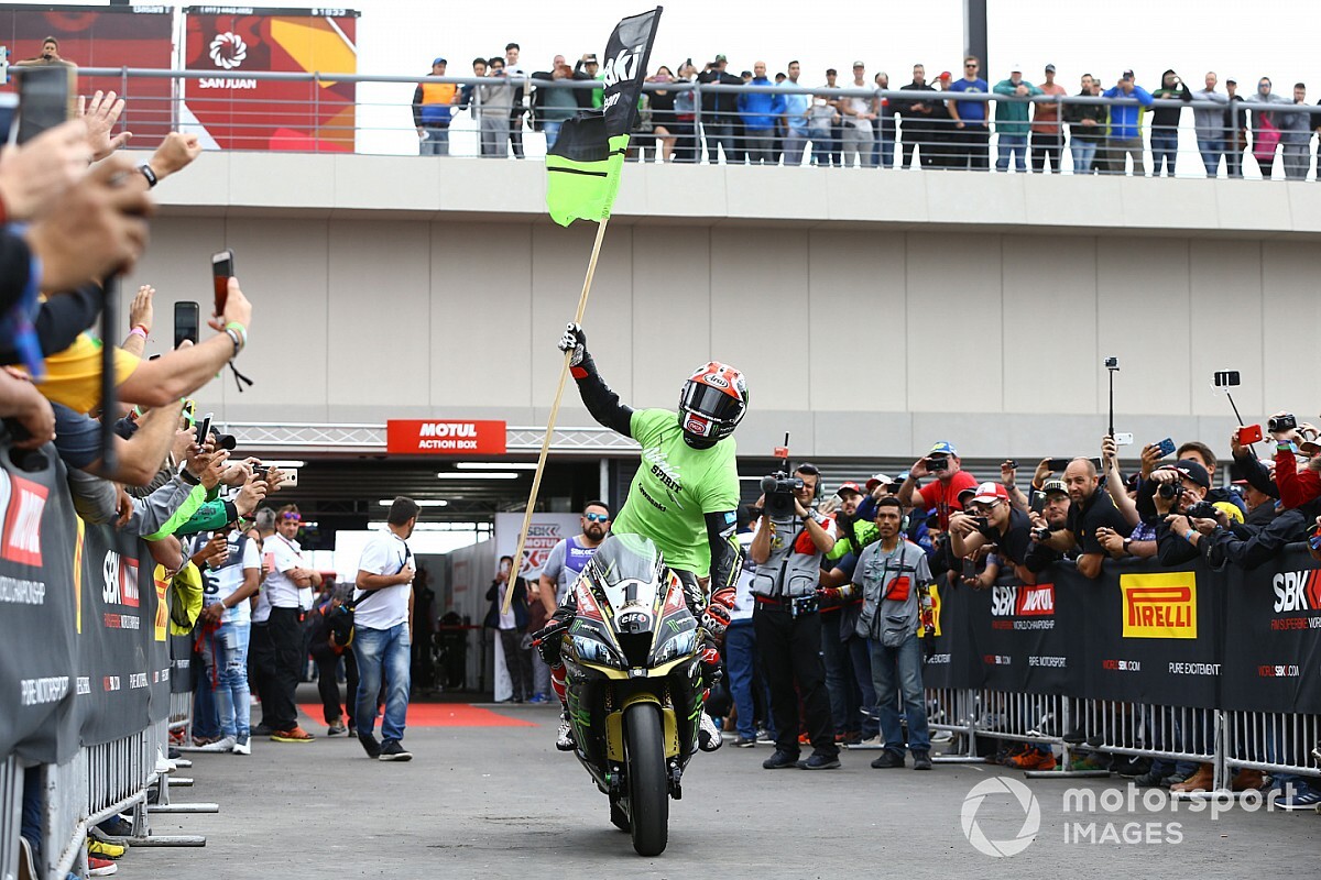 Vídeo: Rea compite con su moto y gana... ¡en casa!