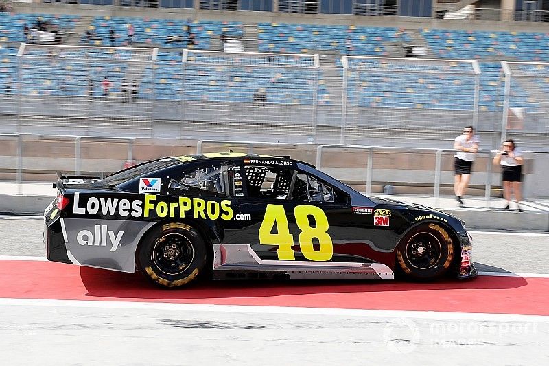 Алонсо признал, что совсем не разобрался в машине NASCAR