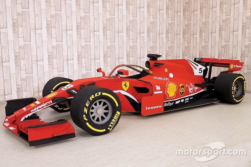 F1 de Cart&oacute;n con decoraci&oacute;n de Ferrari