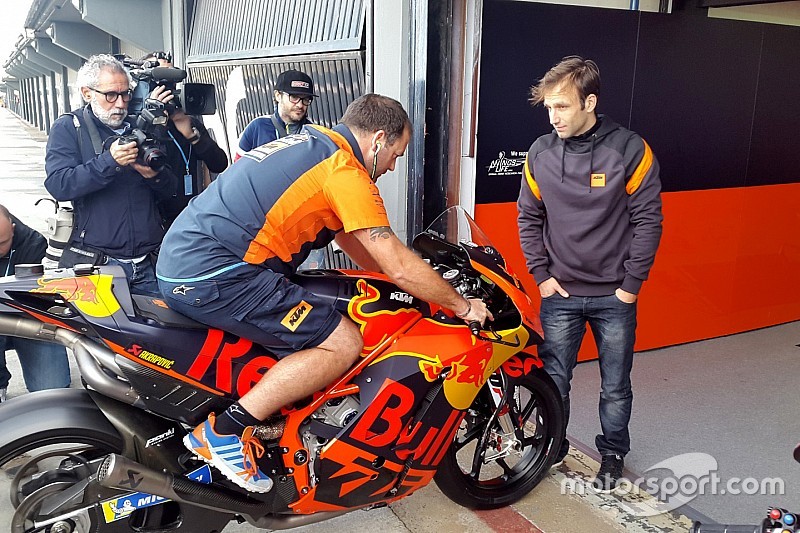 Johann Zarco inizia a studiare la KTM da vicino nella pitlane di Valencia