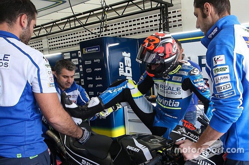 Tito Rabat eroico: cammina ancora con le stampelle, ma è tornato sulla sua Ducati a Valencia