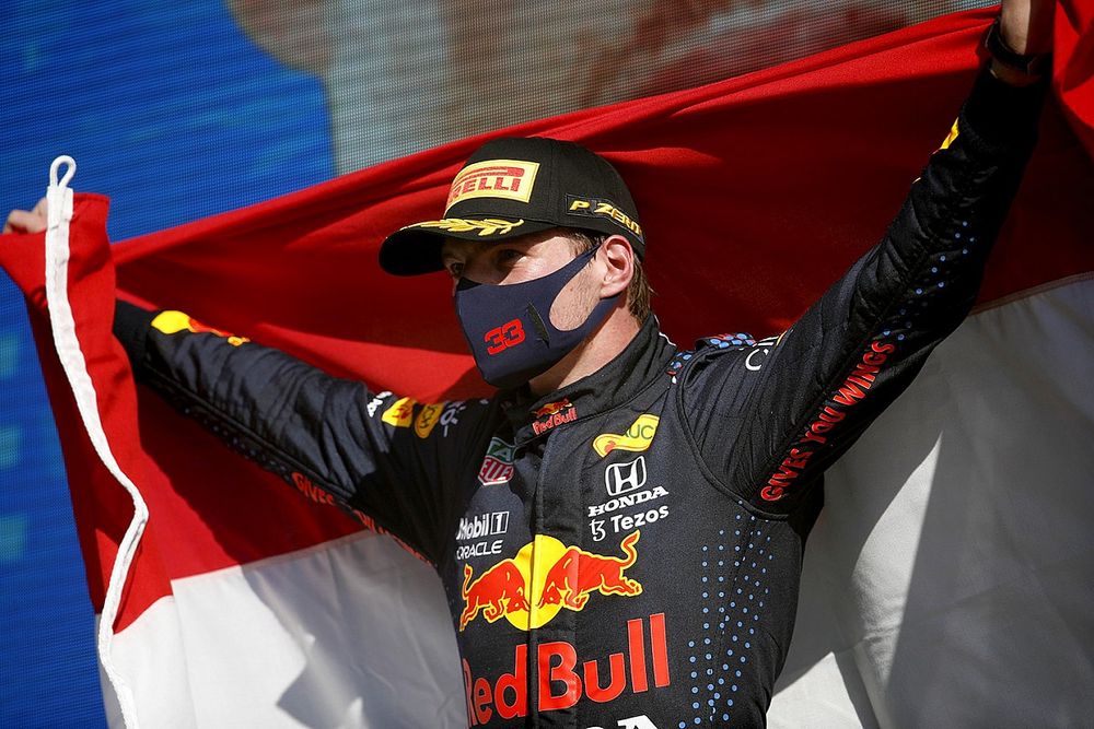 Podio: il vincitore della gara Max Verstappen, Red Bull Racing 