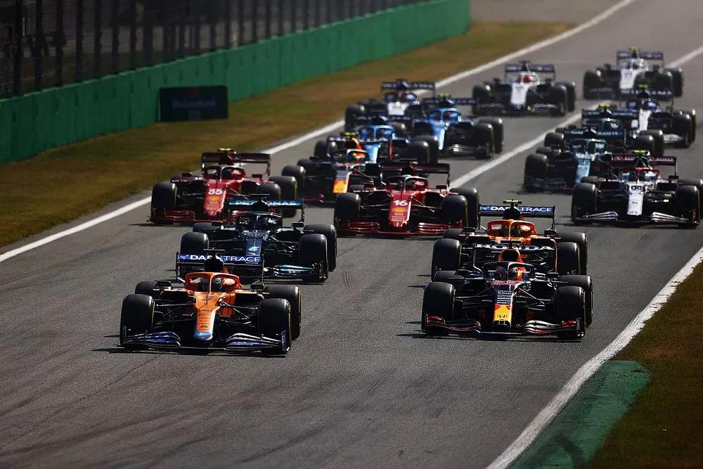 Daniel Ricciardo, McLaren MCL35M, Max Verstappen, Red Bull Racing RB16B, Lando Norris, McLaren MCL35M, Lewis Hamilton, Mercedes W12, Charles Leclerc, Ferrari SF21, et le reste des monoplaces au d&eacute;part