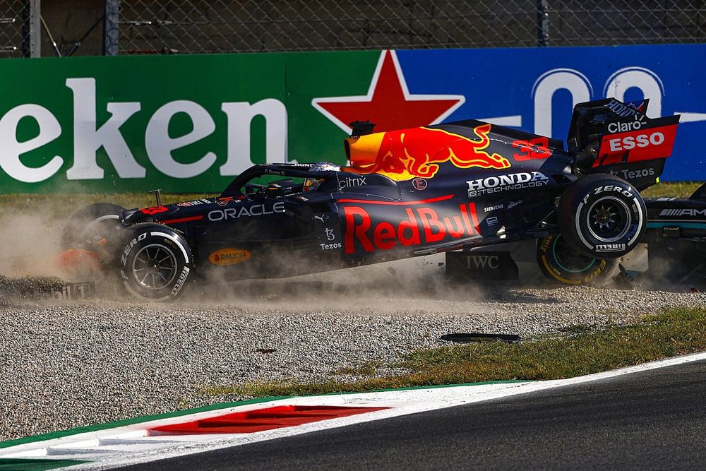 Max Verstappen, Red Bull Racing RB16B, e Lewis Hamilton, Mercedes W12