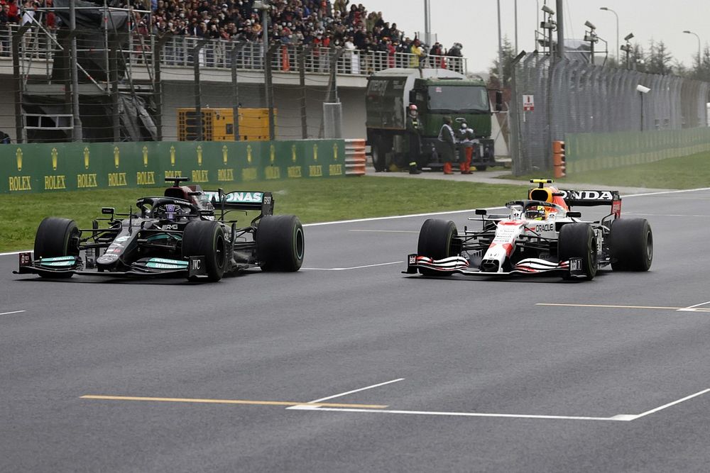 Sergio Perez Merasa Beruntung Bisa Kalahkan Lewis Hamilton