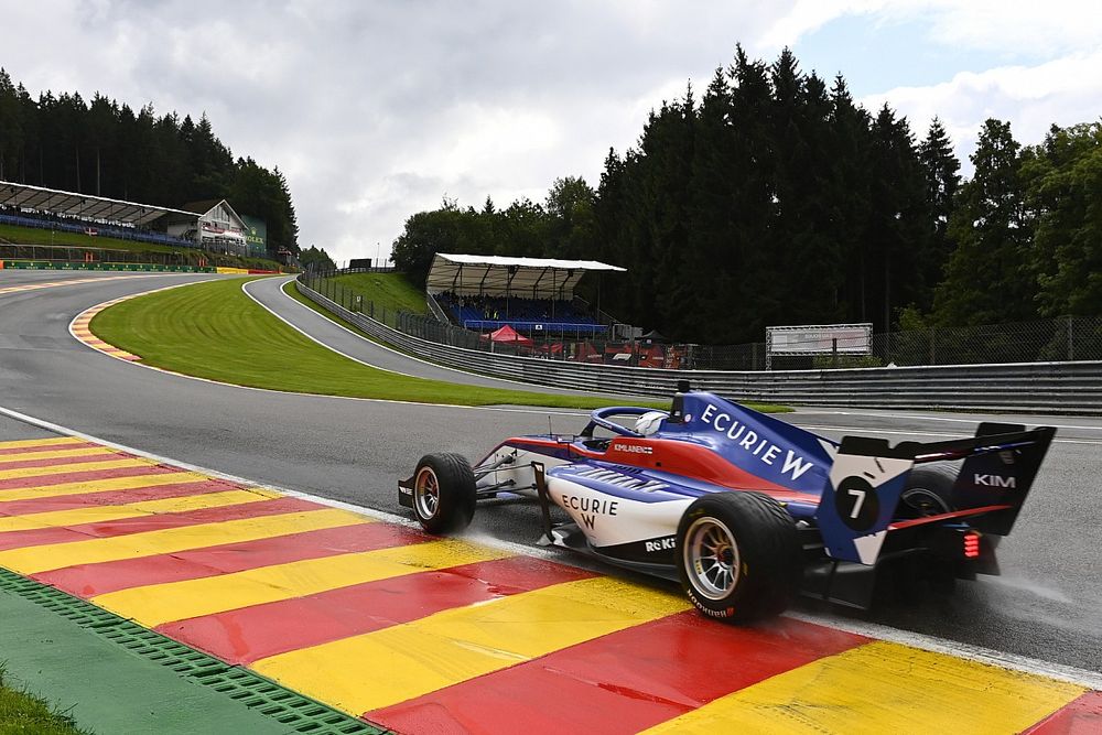 Kimilainen knokt zich in de regen naar tweede zege in de W Series