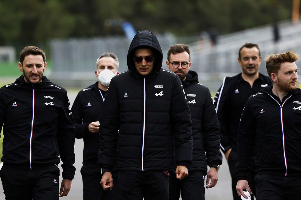 Esteban Ocon, Alpine F1, in pista con i membri della sua squadra