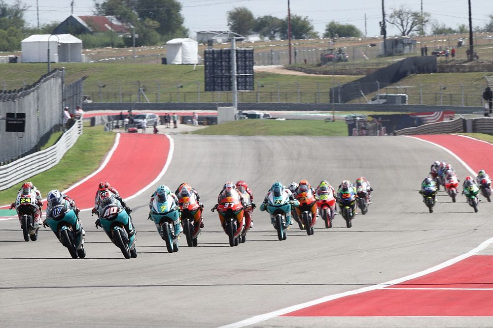 Moto3であわや大惨事のクラッシュ。危険なライディングと運営判断にMotoGPライダーからも苦言