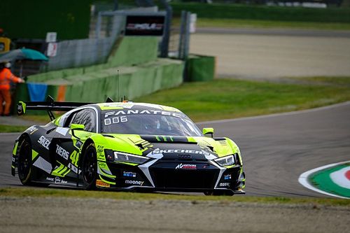 Vídeo: Rossi, en "la jungla" de coches ante su primera carrera