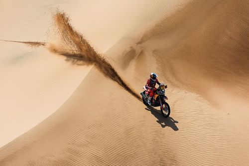 Sanders da un paso m&aacute;s para ganar el Dakar tras el primer asalto en el Empty Quarter