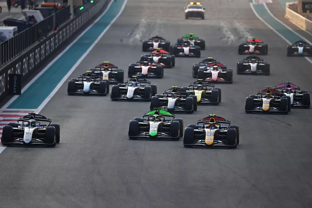 Amaury Cordeel, Hitech Pulse-Eight, Joshua Durksen, AIX Racing, Josep Maria Marti, Campos Racing lidera en la salida