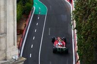 Hamilton lidera una FP2 con errores de los McLaren; Aston sufre y Alonso es 19º