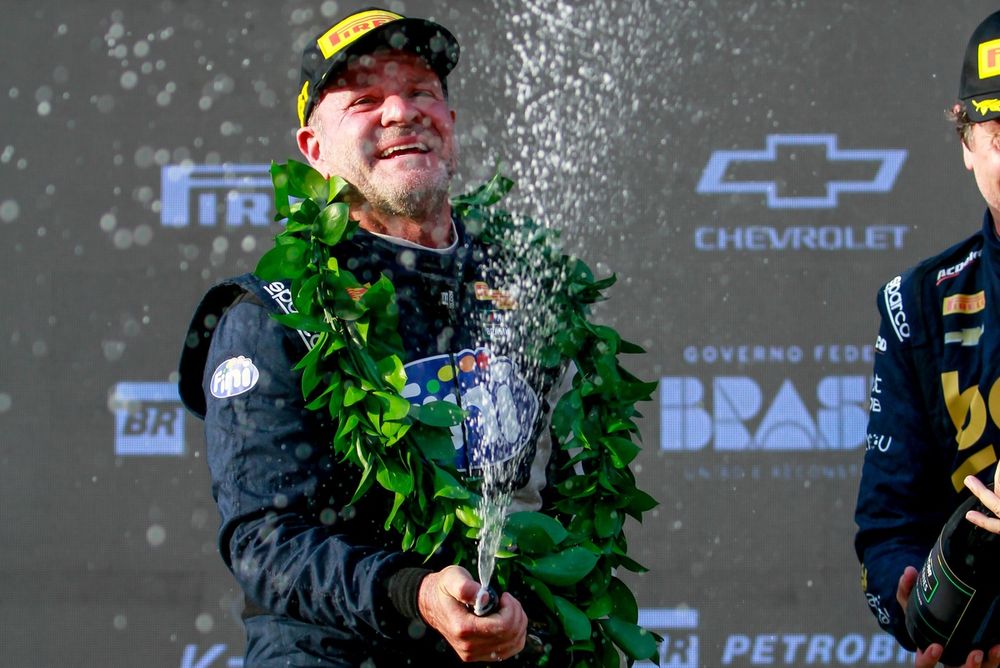 Rubens Barrichello celebra vit&oacute;ria no Velocitta