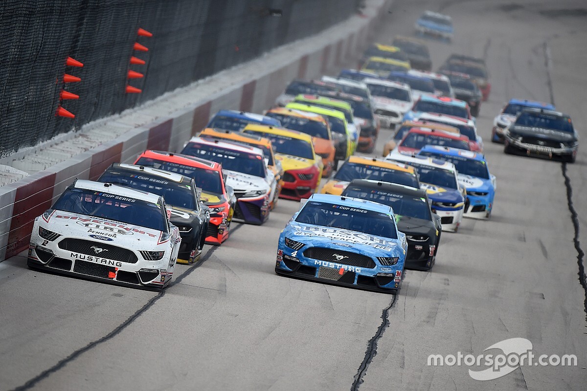 NASCAR zwaait groene vlag met spookrace in Darlington