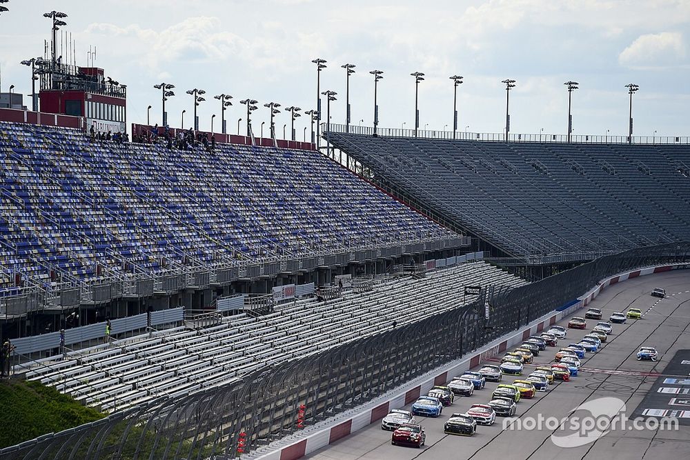 Гонкам NASCAR угрожает кое-что похуже пандемии. Сильный дождь