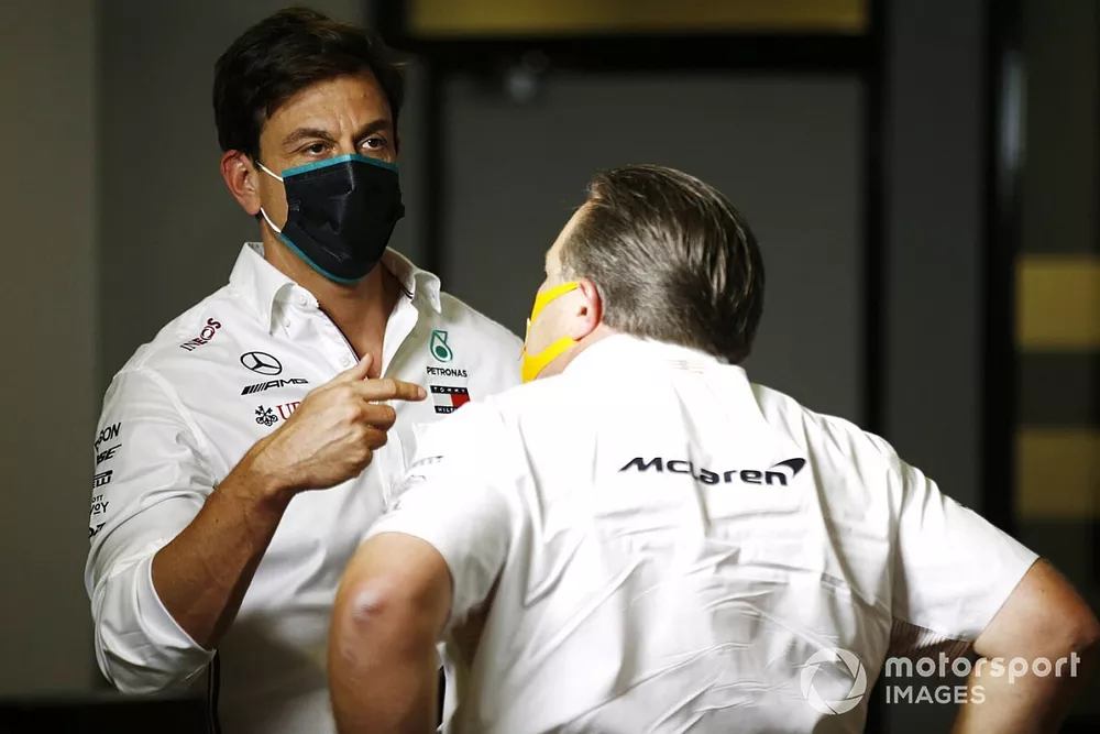 Toto Wolff, Directeur Ex&eacute;cutif, Mercedes AMG, et Zak Brown, Directeur Ex&eacute;cutif, McLaren 